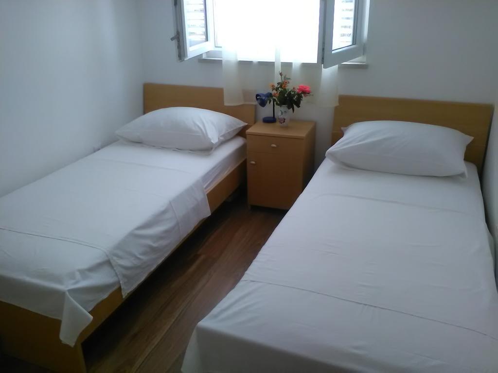 Apartments Zvonimir,Place By The Sea Mirce المظهر الخارجي الصورة