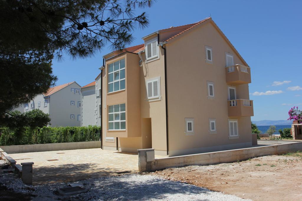 Apartments Zvonimir,Place By The Sea Mirce المظهر الخارجي الصورة