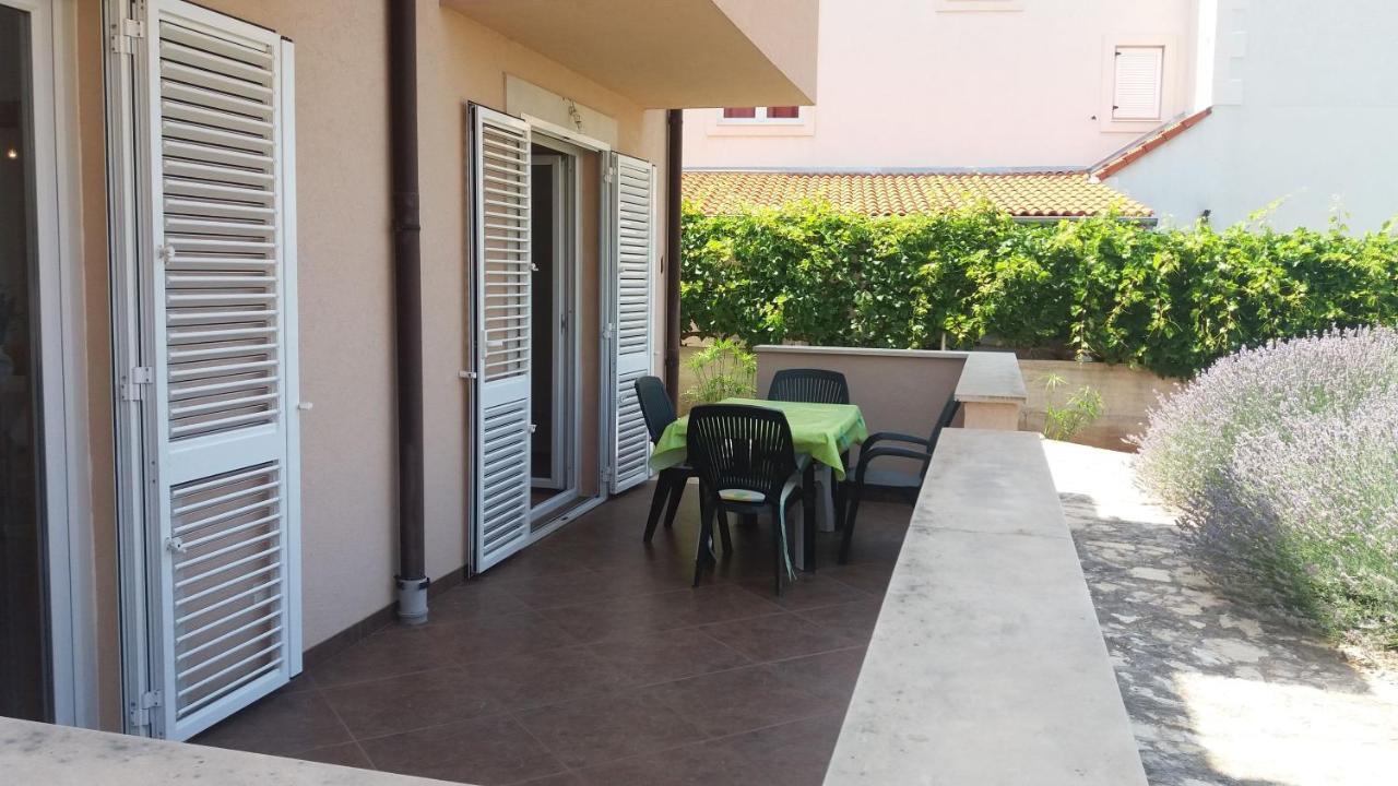 Apartments Zvonimir,Place By The Sea Mirce المظهر الخارجي الصورة